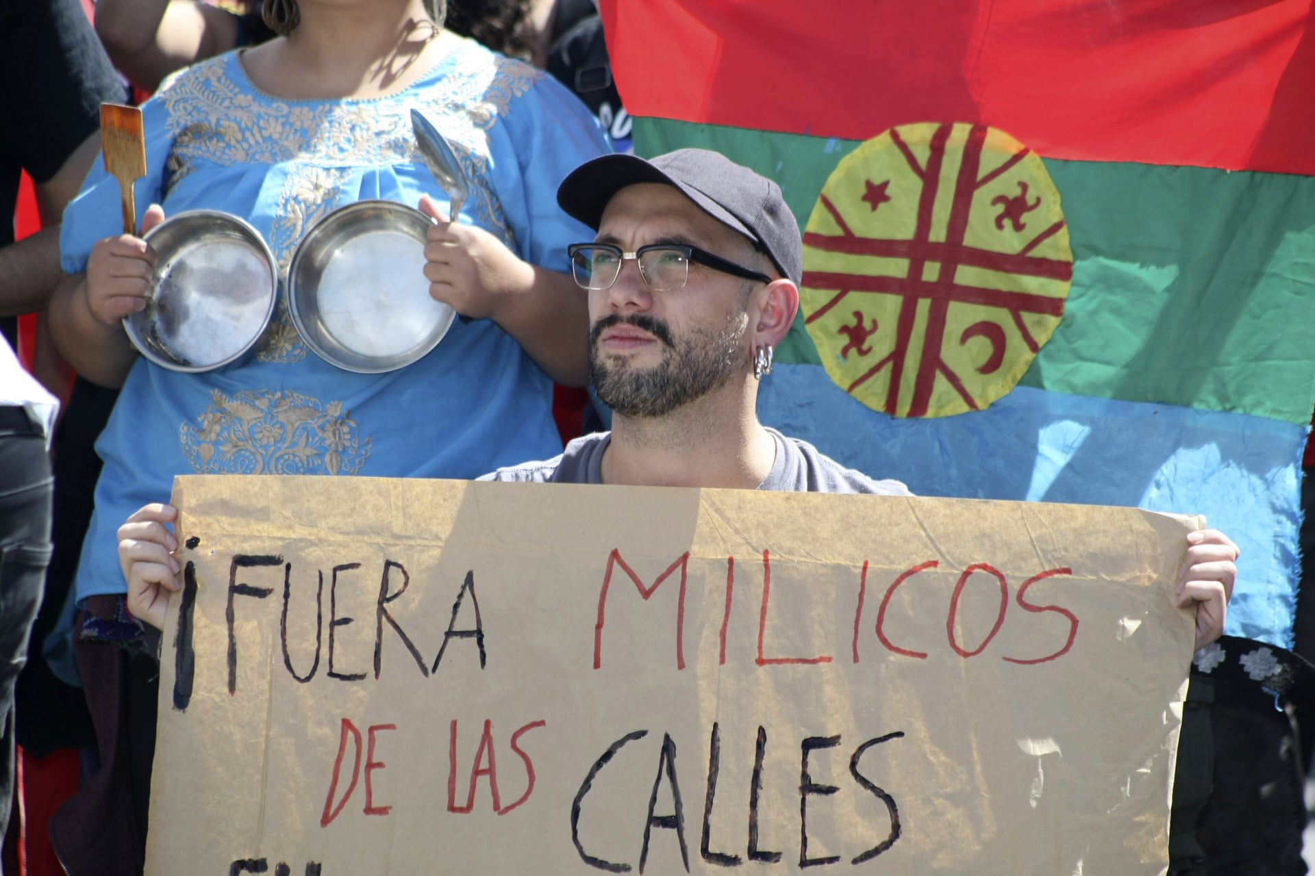 Chileans demonstrate flags and the Spanish message: Get the military out of the street