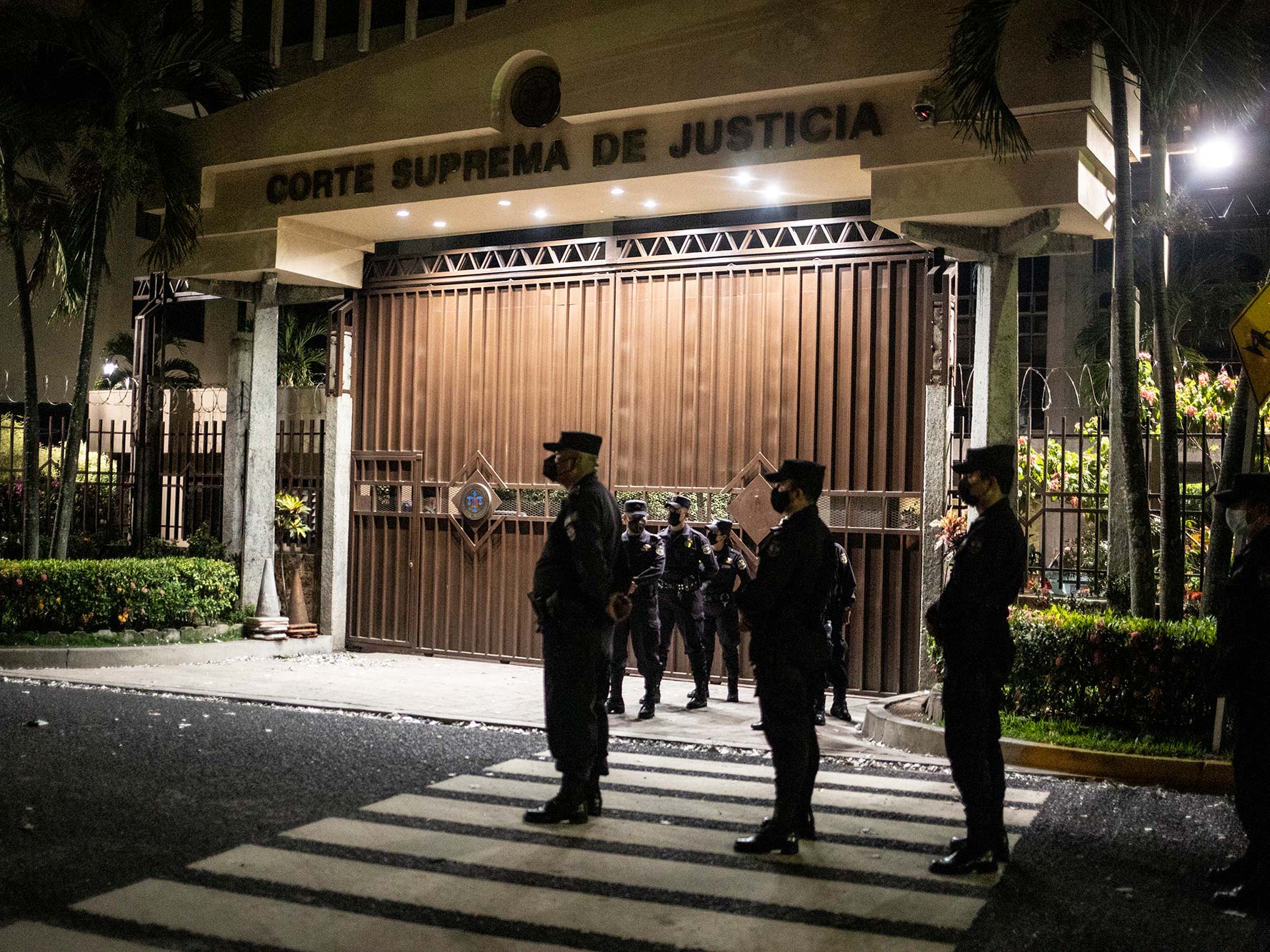 soldiers outside corte suprema de justicia